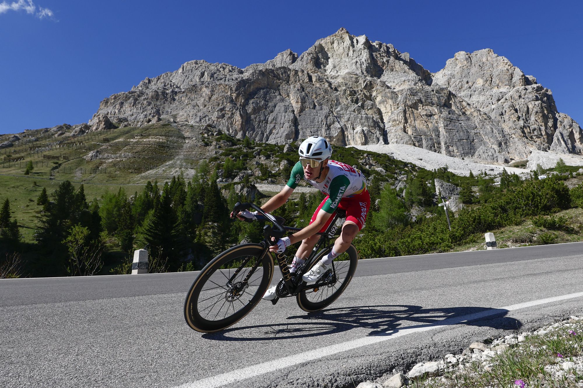 Corridore del Team Polti VisitMalta in discesa sulle Dolomiti al Giro d'Italia